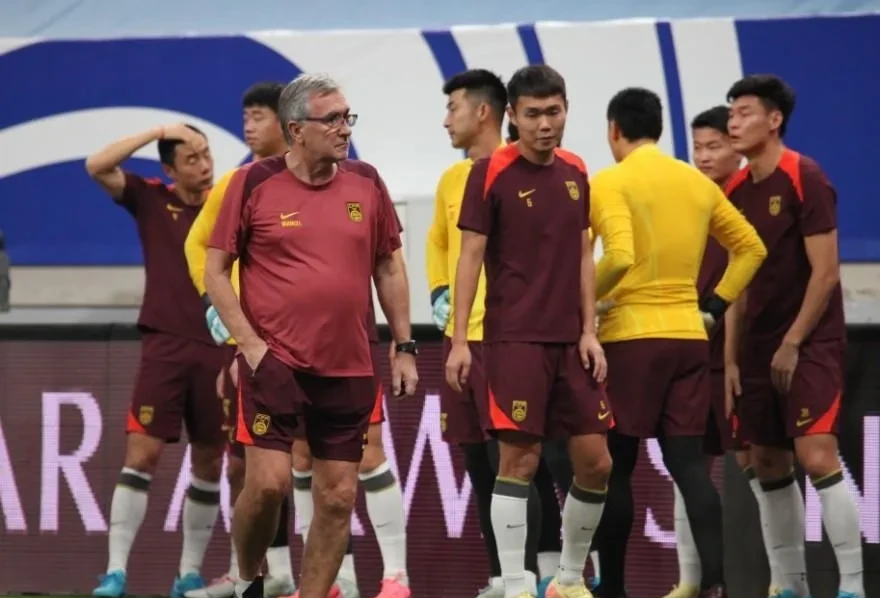 半岛体育网址-阿联酋球队在亚冠比赛中连续遭遇困境