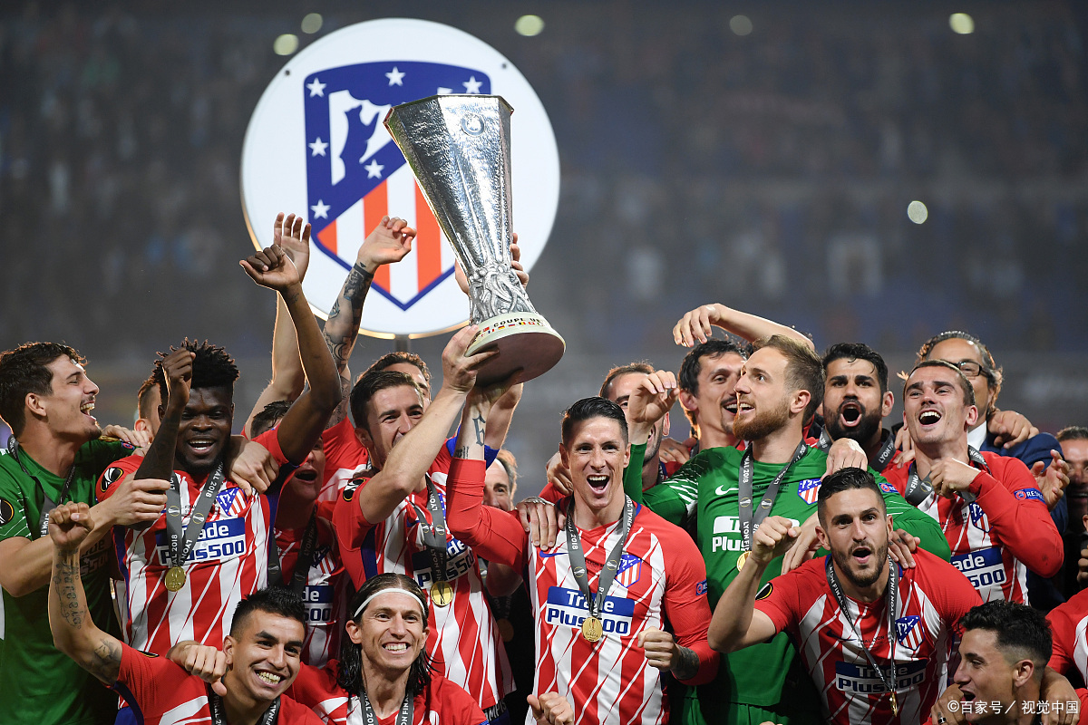 狂热球迷尽显忠诚为心仪球队欢呼助威的简单介绍