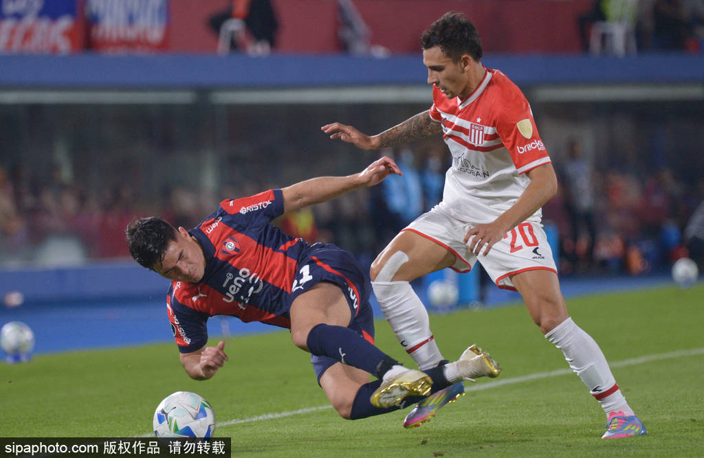 半岛体育在线登录-阿根廷中场传球创造良机，帮助球队反扳比分