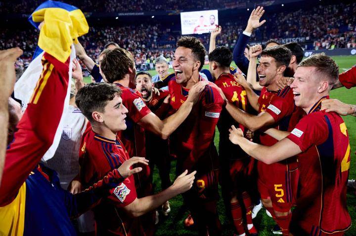 半岛体育培训-慕尼黑红牛队员心中为战胜柏林联队燃烧的简单介绍