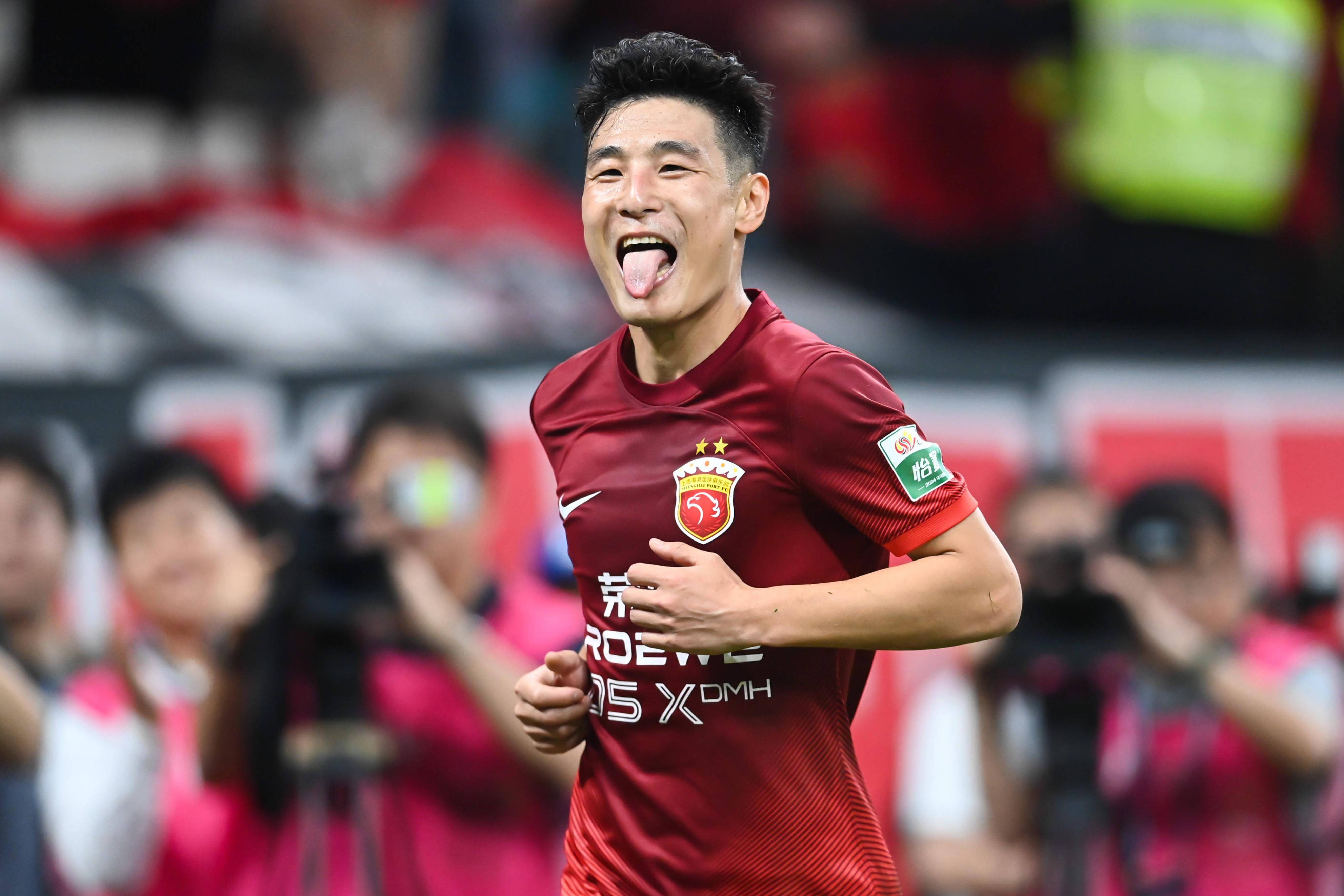 国内足球比赛场上哪位球员成为焦点? 国内足球比赛场上哪位球员成为焦点?