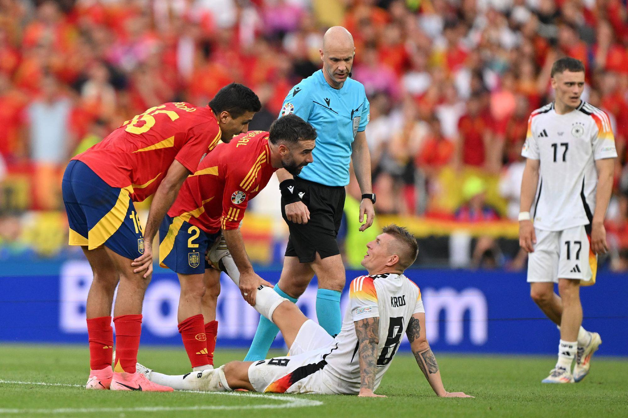 欧国联半决赛战况激烈,球迷热血沸腾支持球队 欧国联半决赛战况激烈,球迷热血沸腾支持球队