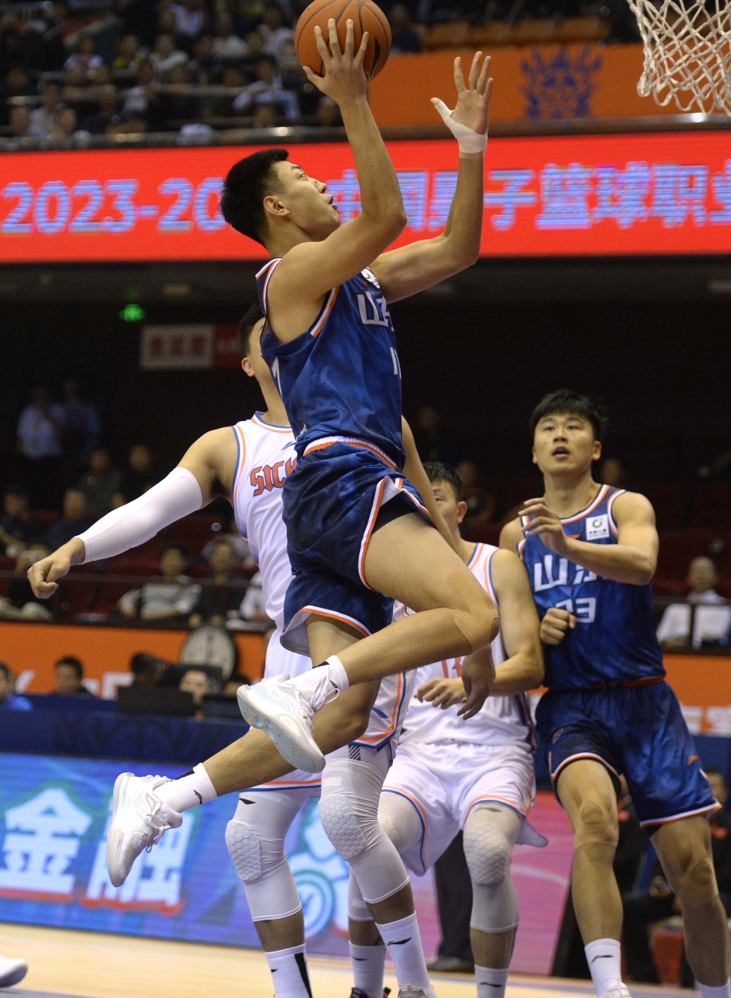 山东男篮取得赛季首胜击败广东队